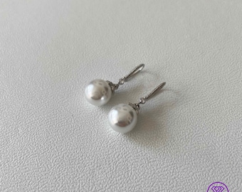 Silver color pearl earrings with cubic zirconia decoration