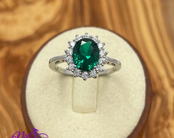 925 Sterling Silver Ring with Synthetic Emerald Green Crystal – Inspired by Princess William & Diana's Legacy