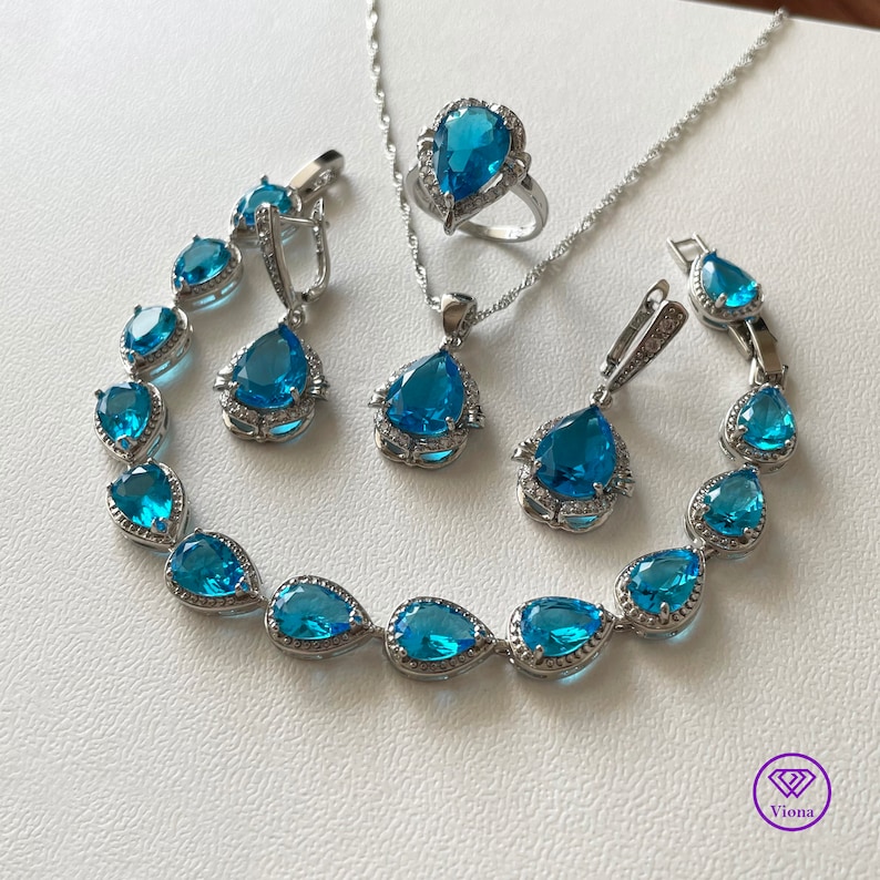 925 Sterling Silber versilbertes Schmuckset in vier Teilen und Zirkoniasteinen Blau