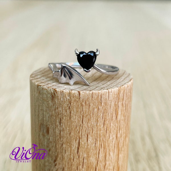 Gothic Eleganz: Verstellbarer Ring aus reinem 925 Silber mit Fledermausflügel und schwarzem gehörnten Herz