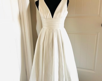 Elegante vestido blanco sin mangas para bodas o graduaciones.