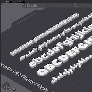 Pode incluir: Uma interface digital de software de impressão 3D exibindo uma placa de construção com várias linhas de letras do alfabeto 3D brancas e extrudadas em várias fontes. A barra lateral mostra as configurações da impressora e arquivos STL.
