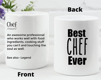 Könnte beinhalten: Weiße Keramik-Kaffeetasse mit schwarzem Design. Die Vorderseite der Tasse zeigt die Definition des Wortes "Chef" und die Rückseite der Tasse lautet "Bester Koch aller Zeiten".