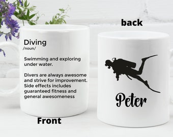 Puede incluir: Taza de cerámica blanca con una silueta negra de un buceador en la parte posterior y el nombre "Peter" impreso debajo. La parte delantera de la taza tiene una definición de la palabra "buceo" como sustantivo, describiéndola como "nadar y explorar bajo el agua".