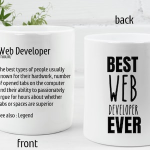 Könnte beinhalten: Eine weiße Keramiktasse mit schwarzem Design. Die Vorderseite der Tasse trägt den Text "Web Developer /noun/ The best types of people usually known for their hardwork, number of opened tabs on the computer and their ability to passionately argue for hours about whether tabs or spaces are superior See also: Legend". Die Rückseite der Tasse trägt den Text "BEST WEB DEVELOPER EVER".