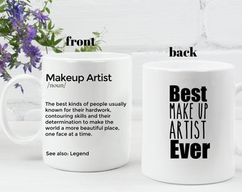 Può includere: Una tazza in ceramica bianca con un design nero. La parte anteriore della tazza recita "Makeup Artist /noun/ The best kinds of people usually known for their hardwork, contouring skills and their determination to make the world a more beautiful place, one face at a time. See also: Legend". La parte posteriore della tazza recita "Best MAKE UP ARTIST Ever".