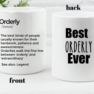 Op de afbeelding: Witte keramische mok met het woord "Orderly" en de definitie ervan op de voorkant. De achterkant van de mok zegt "Best Orderly Ever" in zwarte tekst. Een geweldig cadeau voor een georganiseerd persoon.
