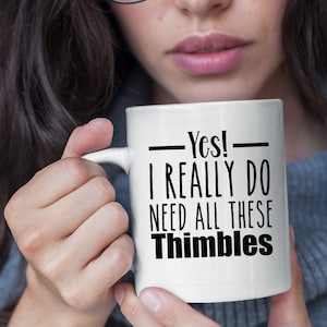 Puede incluir: Taza de cerámica blanca con texto negro que dice "¡Sí! Realmente necesito todos estos dedalitos".