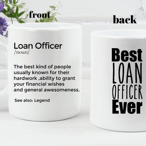 Puede incluir: Taza de café de cerámica blanca con un diseño negro. La parte delantera de la taza dice "Loan Officer /noun/ The best kind of people usually known for their hard work, ability to grant your financial wishes and general awesomeness. See also: Legend". La parte posterior de la taza dice "Best LOAN OFFICER Ever".