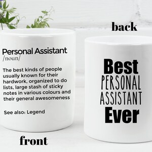 Op de afbeelding: Een witte keramische mok met een zwart ontwerp. De voorkant van de mok heeft de tekst "Personal Assistant /noun/ The best kinds of people usually known for their hard work, organised to do lists, large stash of sticky notes in various colours and their general awesomeness See also: Legend". De achterkant van de mok heeft de tekst "Best PERSONAL ASSISTANT Ever".