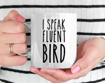 Puede incluir: Taza de cerámica blanca con texto negro que dice "Hablo pájaro fluido".