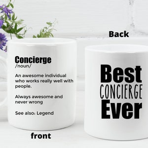 Peut inclure: Une tasse en céramique blanche avec un motif noir. Le devant de la tasse a la définition du mot "Concierge" et le dos de la tasse dit "Meilleur Concierge de tous les temps".