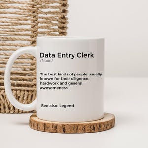 Może przedstawiać: Biały kubek ceramiczny z czarnym nadrukiem, na którym widnieje napis "Data Entry Clerk /Noun/ The best kinds of people usually known for their diligence, hardwork and general awesomeness See also: Legend"