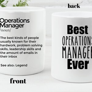 Peut inclure: Une tasse en céramique blanche avec du texte noir. Le devant de la tasse est inscrit "Operations Manager /noun/ The best kinds of people usually known for their hard work, problem solving skills, leadership skills and the amount of emails in their inbox See also: Legend". Le dos de la tasse est inscrit "Best OPERATIONS MANAGER Ever".