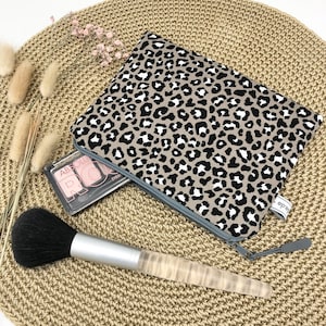 Kosmetiktasche Leo, (Gr. M), grau beige, Kosmetiktasche Damen, Leopardenmuster, kleine Schminktasche, Kosmetiktasche Leoprint,