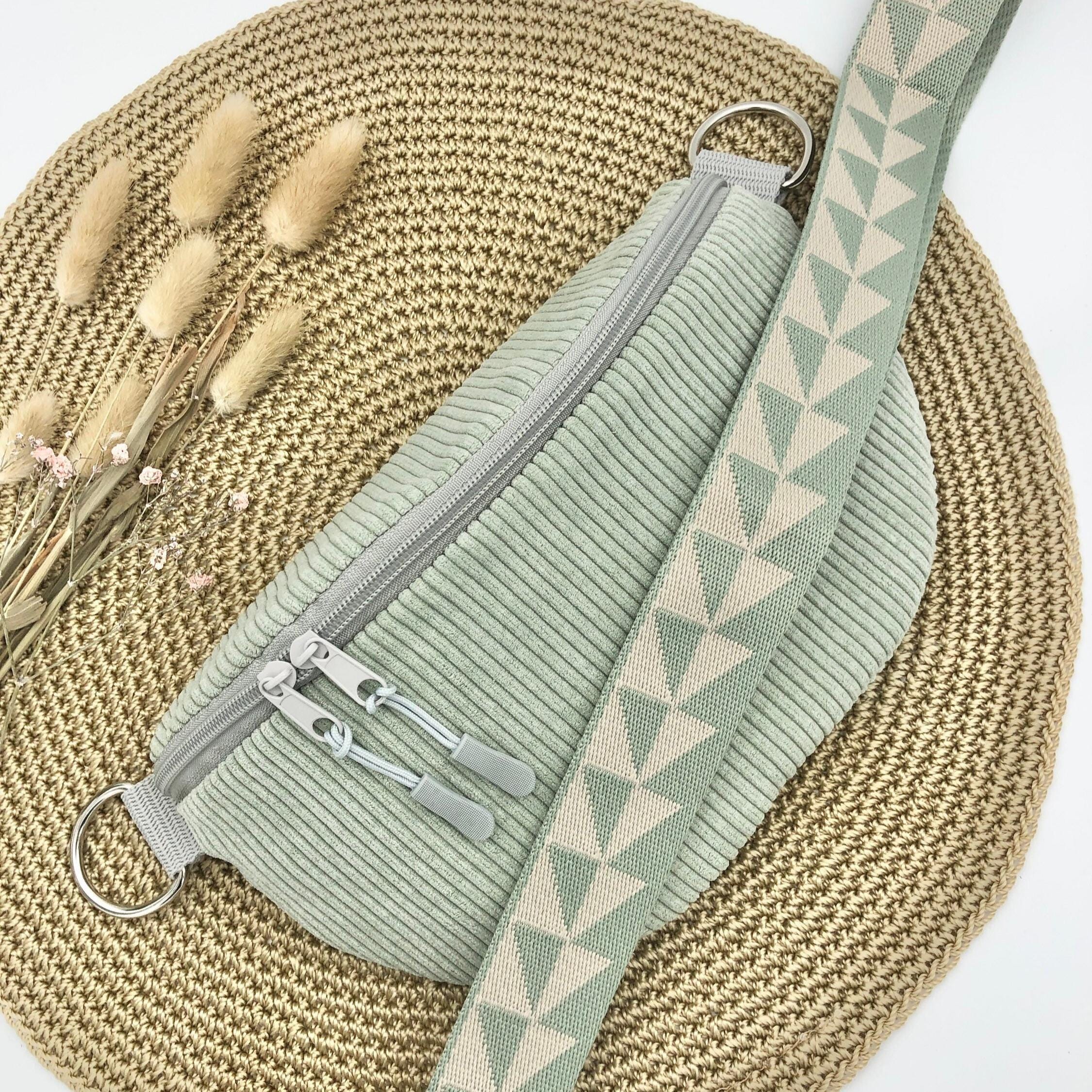 Bauchtasche XL Cord Salbei Damen | Crossbag mit/ohne gemustertem Gurt |Gürteltasche | Geschenkidee Geburtstag Freundin |Trend Accessoire