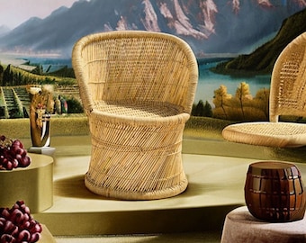 Peut inclure: Une chaise de couleur beige clair au dossier arrondi, fabriquée en osier tressé. La chaise présente un dossier incurvé et une base cylindrique avec un motif de tressage en diagonale. L'assise est plate, circulaire et intégrée au cadre.