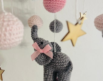 Mobile bébé éléphant crocheté rose