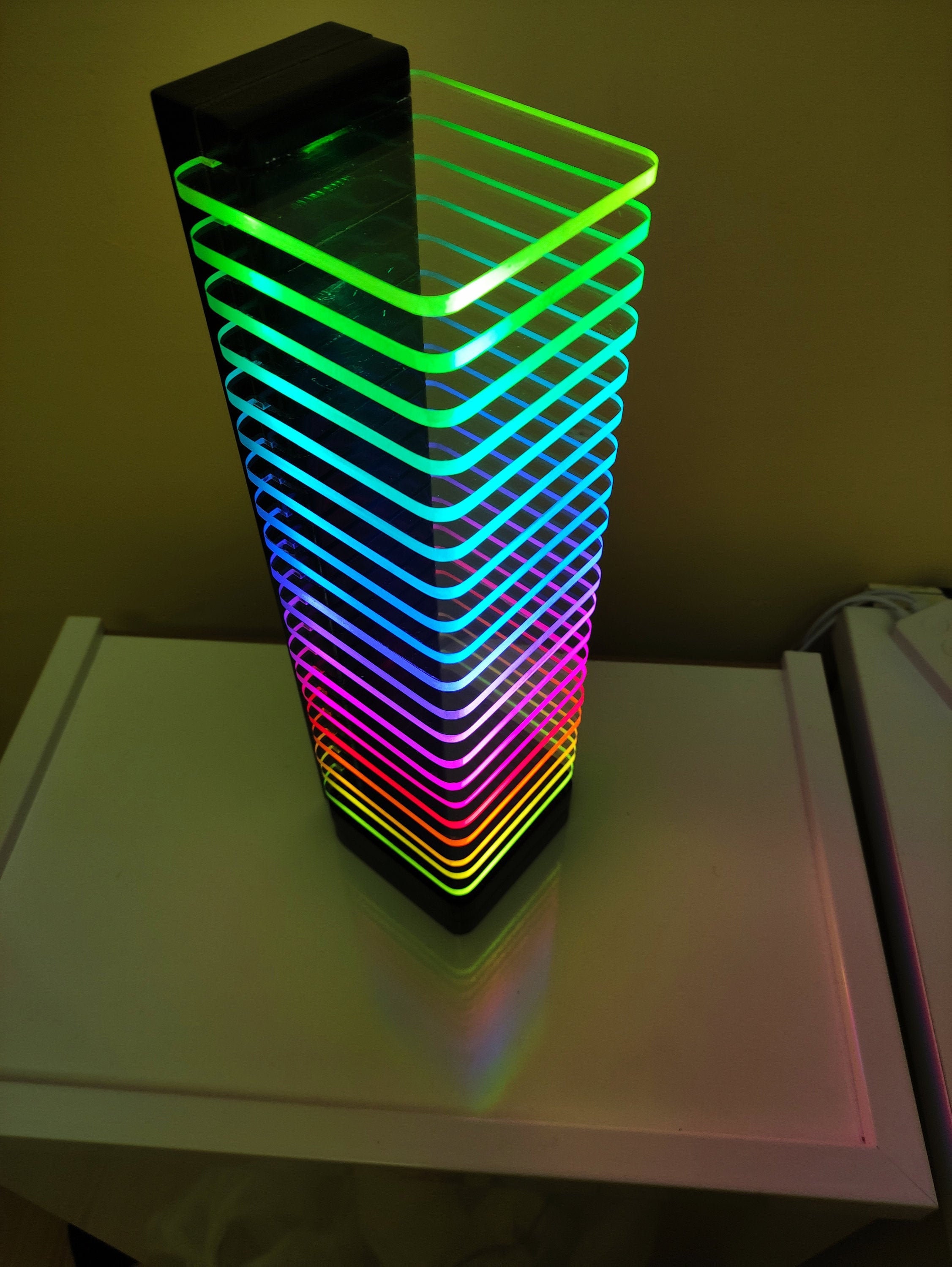 Lámpara de mesa de luz LED colorida de visión 3D con forma de