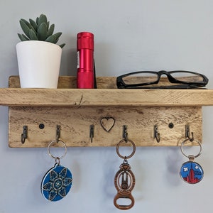 Llavero estilo cabaña con seis ganchos para recibidor, entrada y cocina - Pino antiguo - (0101)