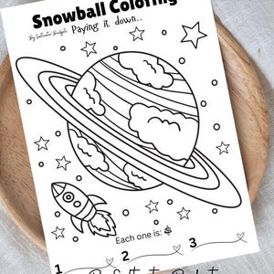 以下が含まれることがあります： 「Snowball Coloring」というタイトルの白黒の塗り絵ページ。リングのある惑星、ロケット、星が描かれています。「Paying it down..」と「By Saltwater Budgets」のテキストも含まれています。