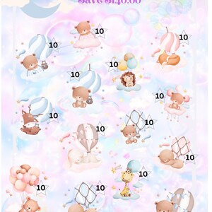Puede incluir: Un imprimible digital con una colección de 14 adorables ilustraciones de acuarela de ositos de peluche en globos aerostáticos. Cada ilustración tiene el número "10" escrito en ella. El fondo es una acuarela suave rosa y púrpura con estrellas y nubes. El texto "sweet little dreams. Save $140.00" está en la parte superior de la imagen. El texto "By Saltwater Budgets" está en la parte inferior de la imagen.