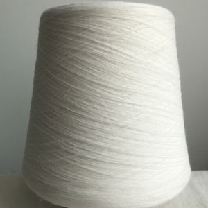Peut inclure: Un cône de fil blanc, prêt à être utilisé pour le tricot ou le crochet.