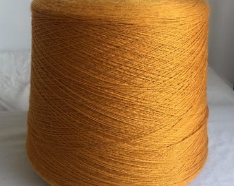 Puede incluir: Un cono de hilo naranja brillante.