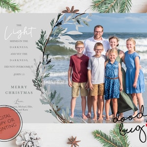 Cartão com foto de Natal do versículo bíblico João 1:5 - digital ou impresso