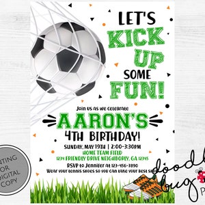 Puede incluir: Invitación de cumpleaños de fútbol verde y negro con un balón de fútbol en una red. La invitación dice "Let's Kick Up Some Fun!" y "Aaron's 4th Birthday!" con un fondo de hierba verde.