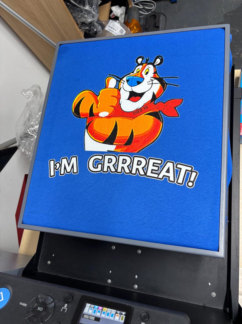 Personlig vit t-shirt: Specialtryckt design bild 7