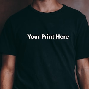 Jouw bedrukte ontwerp op een T-shirt Jouw grappige print op een T-shirt Op maat gemaakt T-shirt voor merchandise en feesten Op maat gemaakte katoenen T-shirts voor u afbeelding 1