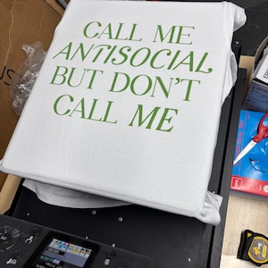 Personlig vit t-shirt: Specialtryckt design bild 5