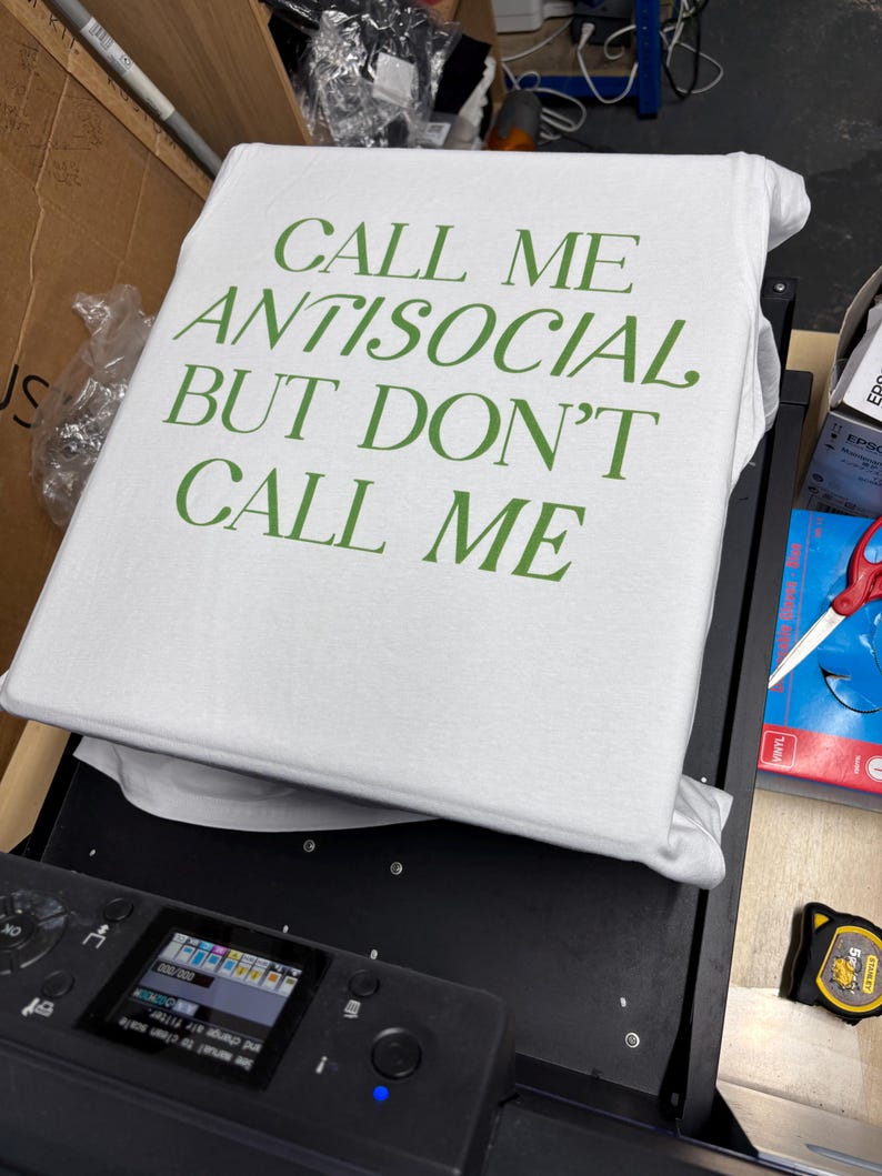Personlig vit t-shirt: Specialtryckt design bild 5