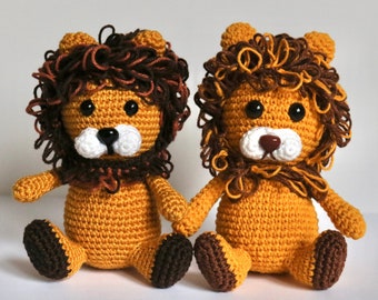 Löwe Amigurumi Plüsch sitzend mit Sticker