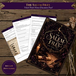 Op de afbeelding: Het The Salem Files Witch Trials Home Education Pack bevat een donker vormgegeven omslag met een kaars, veer en perkamentrol, samen met diverse geprinte werkbladen met kaarten en tekst over de geschiedenis van Salem Village.