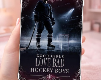 Puede incluir: Una funda rectangular para teléfono con una escena oscura y atmosférica de una pista de hockey con un jugador de pie sobre el hielo sosteniendo un palo. El texto GOOD GIRLS LOVE BAD HOCKEY BOYS está impreso en blanco con bordes decorativos.