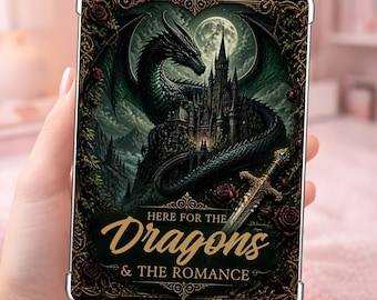 Puede incluir: Una funda rectangular para tableta con una ilustración de fantasía oscura de un gran dragón verde enroscado alrededor de un castillo gótico bajo una luna llena. Una espada y rosas rojas enmarcan la escena. El texto dice: HERE FOR THE Dragons & THE ROMANCE.