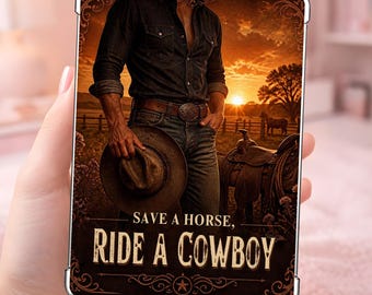 Puede incluir: Una funda rectangular para teléfono con un paisaje al atardecer, una persona con camisa oscura y vaqueros sosteniendo un sombrero marrón. Una silla de montar está cerca. El texto dice: SAVE A HORSE, RIDE A COWBOY con bordes decorativos.