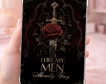 Puede incluir: Una funda rectangular para tableta con fondo oscuro y una ilustración central de una daga plateada atravesando una rosa roja rodeada de enredaderas espinosas. El texto dice I LIKE MY MEN Morally Grey en letras doradas.