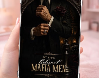 Puede incluir: Una funda rectangular para tableta con un gráfico oscuro de una persona con traje negro y una rosa roja en la solapa, una pieza de ajedrez y el texto "MY TYPE? fictional MAFIA MEN" en letras doradas y blancas sobre fondo oscuro.