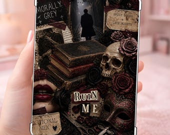 Puede incluir: Una funda transparente para tableta con un diseño de collage oscuro que incluye libros antiguos, un cráneo humano, rosas rojas oscuras, una máscara y la silueta de una persona con abrigo. Texto: "MORALLY GREY", "SPICY BOOKS & LATE NIGHTS", "RUIN ME", "FICTIONAL MEN".