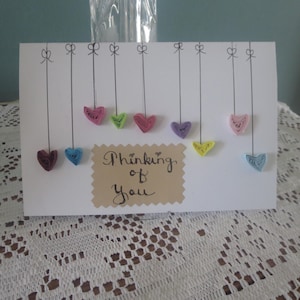 Tarjeta de felicitación en filigrana con texto "Pensando en ti", corazones de arcoíris, aniversario, cumpleaños, tarjeta de San Valentín firmada por el artista, hermoso regalo OOAK