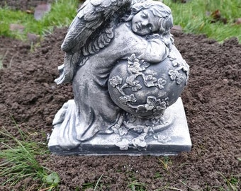 Gartenfigur Steinfigur Grabfigur Engel auf Erdkugel Erde Grabengel