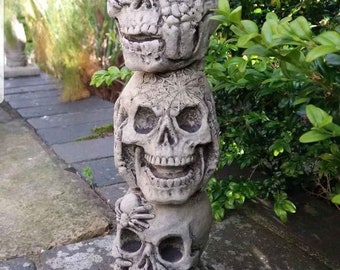 Steinfigur Gartenfigur Statue Skull Skulltower