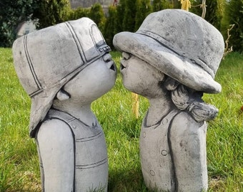 Steinfigur Mädchen und Junge