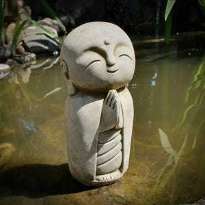 Figura de pedra Buda monge Budismo sólido Ornamento de jardim à prova de geada Figura de jardim Decoração à prova de intempéries Pedra fundida