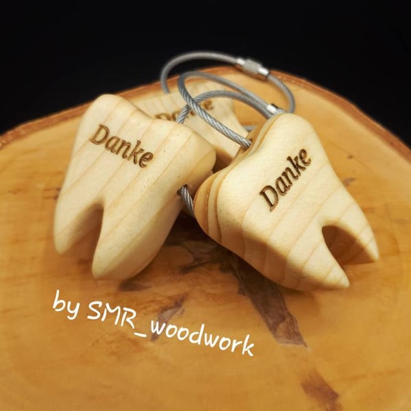Zahn Schlüsselanhänger aus Holz mit Name oder Wunschlogo (personalisiert)