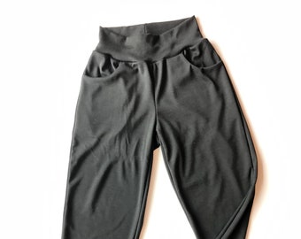 Op de afbeelding: Zwarte sweatpants met een trekkoord in de tailleband en zijzakken.