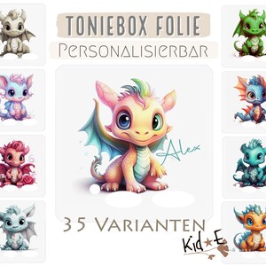 Könnte beinhalten: Eine Sammlung von 35 anpassbaren Drachen-Designs für Toniebox Folie. Die Designs zeigen verschiedene Farben, darunter Grün, Blau, Pink, Gelb und Orange. Die Drachen haben unterschiedliche Gesichtsausdrücke und Posen, einige halten Blumen oder sitzen auf Wolken. Der Text "Toniebox Folie Personalisierbar" und "35 Varianten Kid*E" ist im Bild sichtbar.